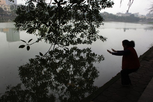 Một người phụ nữ tập thể dục bên Hồ Gươm